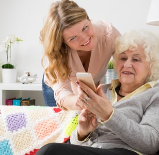 Anziana-e-caregiver-che-utilizzano-tecnologie-innovative-jpg