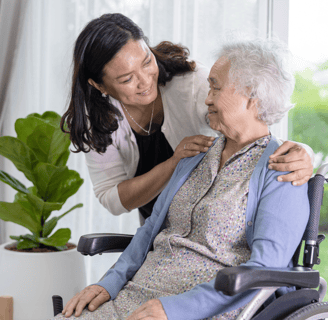 Caregiver-assiste- mamma- anziana-jpg