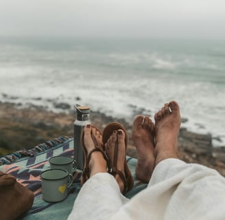 PIEDS HOMME ET FEMME VUE SUR LA MER
