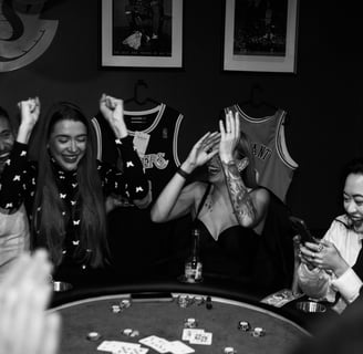 Draugų grupė džiaugiasi laimėjus pokerio turnyre Vilniuje - Chill Room atmosfera