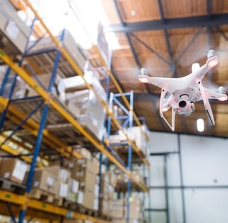 supervisión de almacén con dron