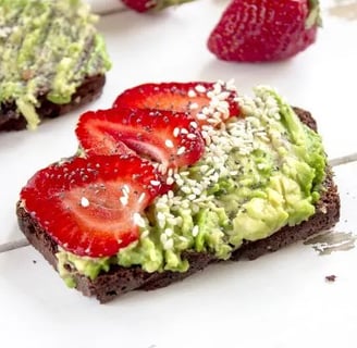 tostada de aguacate rica en magnesio