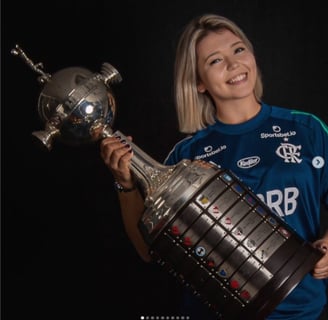 nutricionista esportivo bruna ribeiro segurando troféu da libertadores