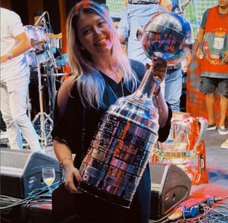 nutricionista esportivo bruna ribeiro segurando troféu