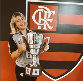 nutricionista esportivo bruna ribeiro segurando troféu