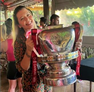 nutricionista esportivo bruna ribeiro segurando troféu