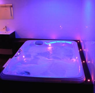 loveroom avec Spa jacuzzi privatif dans la chambre, en Bretagne ille et villaine dans le 35