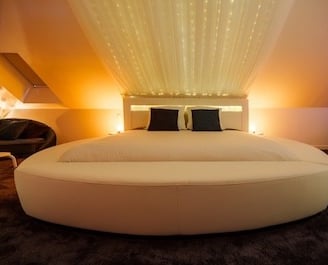 Love room dans le Morbihan 56 en Bretagne avec sa chambre avec spa jacuzzi privatif