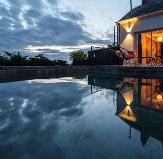 Piscine de la love room pour un week end amoureux dans le Morbihan
