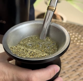 Matero argentino con yerba mate