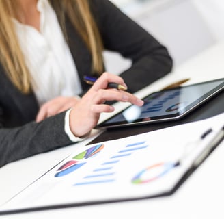 Woman analyzing risk data on tablet with charts – representing structured PV audit planning