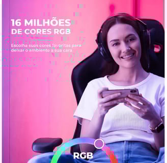uma mulher de camisa branca e fones de ouvido em uma cadeira