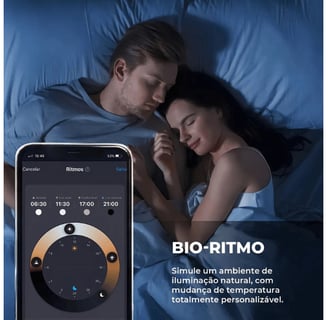 um homem e uma mulher deitados na cama com um celular