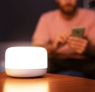 Sala de estar de uma casa inteligente com iluminação controlada por smartphone.