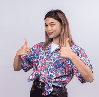 uma mulher com uma camisa floral e saia de couro