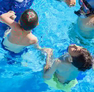 Autista na Piscina. A group of people in swim suits in a pool