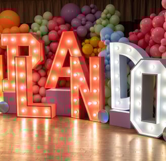 Décoration événement, ballons, arches de ballons, backdrops, lettres lumineuses