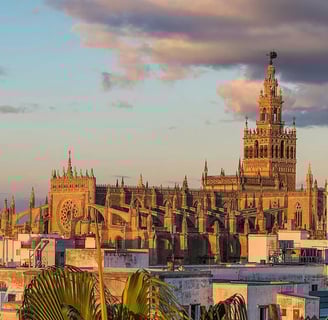 Catedral de Sevilla sobre paredes blancas en un atardecer soleado