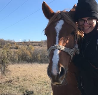 (Capitu e um cavalo da vila - Pet Sitting em Kromidovo, Bulgária - Novembro/2022)