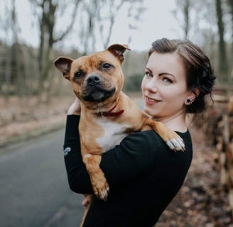 Susanne Scholl von SusaDogs mit ihrem Hund