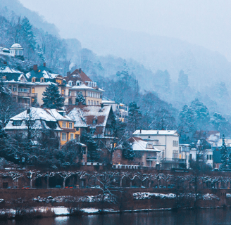 Ausblick auf schneebedeckte Häuser in Heidelberg