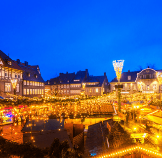 Ein Weihnachtsmarkt mit hell erleuchteten Ständen