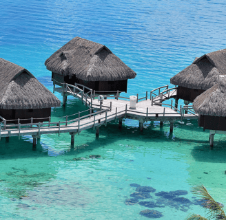 eine Reihe kleiner Häuser die im Wasser stehen