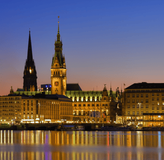 eine Stadtansicht mit einem großen Gebäude und einem Glockenturm