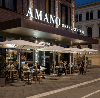 Das Hotel AMANO in Berlin von außen bei Nacht
