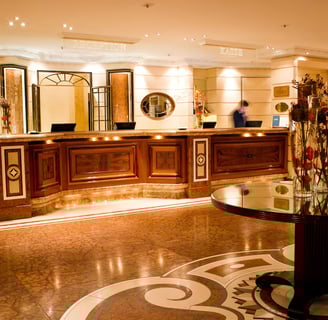 hotel lobby mit großer Rezeption und einem Tisch