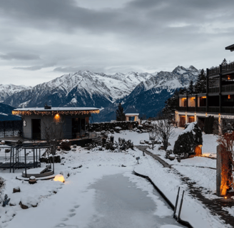Hotelhof mit Ausblick auf schneebedeckte Berge