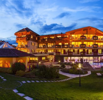 Luxushotel am Abend in den Bergen 