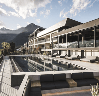 Großer Pool mit Blick auf ein Hotel und Berge
