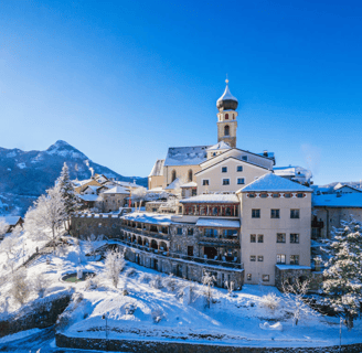 Hotel in einer schneebedeckten Landschaft 