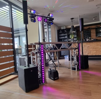 kompaktes DJ Setup in Restaurant für Hochzeit oder Geburtstag klein aber leistungsvoll RCF evox 8
