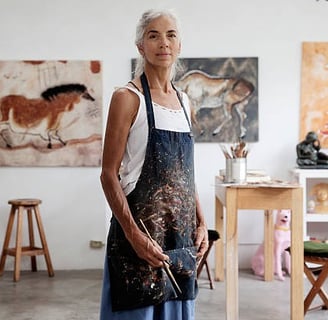 femme artiste peintre dans son atelier