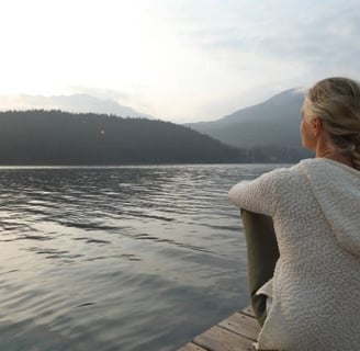 femme regardant l'horizon près d'un lac