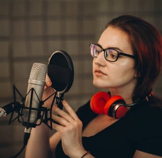 femme qui passe ses ongles sur une brosse a cheveux pour un effet ASMR