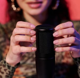 femme passant ses ongle sur un micro pour effet ASMR