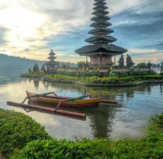 temple thaï entouré d'une rivière