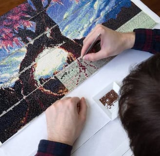 femme en train de faire du diamond painting