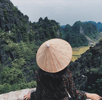 femme vietnamienne regardant les montagnes