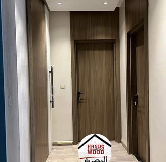 أبواب غرف مودرن بتجليده خشبيه اعلا الباب