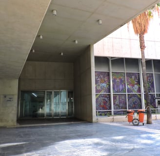 Una entrada al edificio del  MUVIM