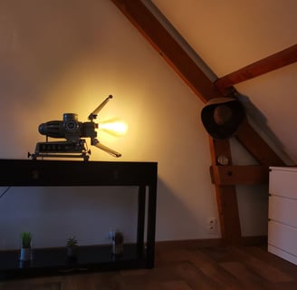 Lampe projecteur upcyclée par By e Marcel en Normandie