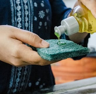 Quanto economizo se comprar detergente em embalagens econômicas e dispenser?