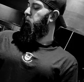 Bearded man with the BEARDFIT OVERSIZE FLEX