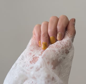 Vernis semi-permanent jaune avec motifs élégant à Sauvian