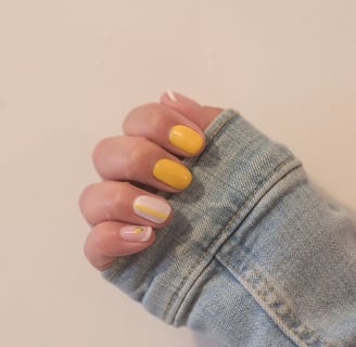 Nail art jaune discret estival vers Valras-Plage