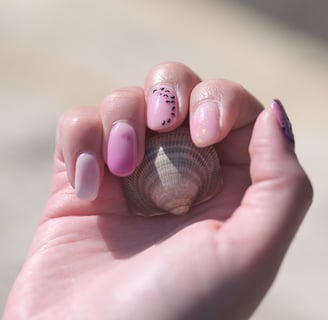 Vernis semi-permanent girly pour l'été réalisé vers Béziers